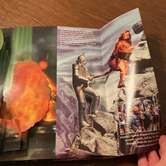 The Wizard of Oz ISBN 1-59117-058-0 Three Dimensional pop up Book - Picture 10 of 15